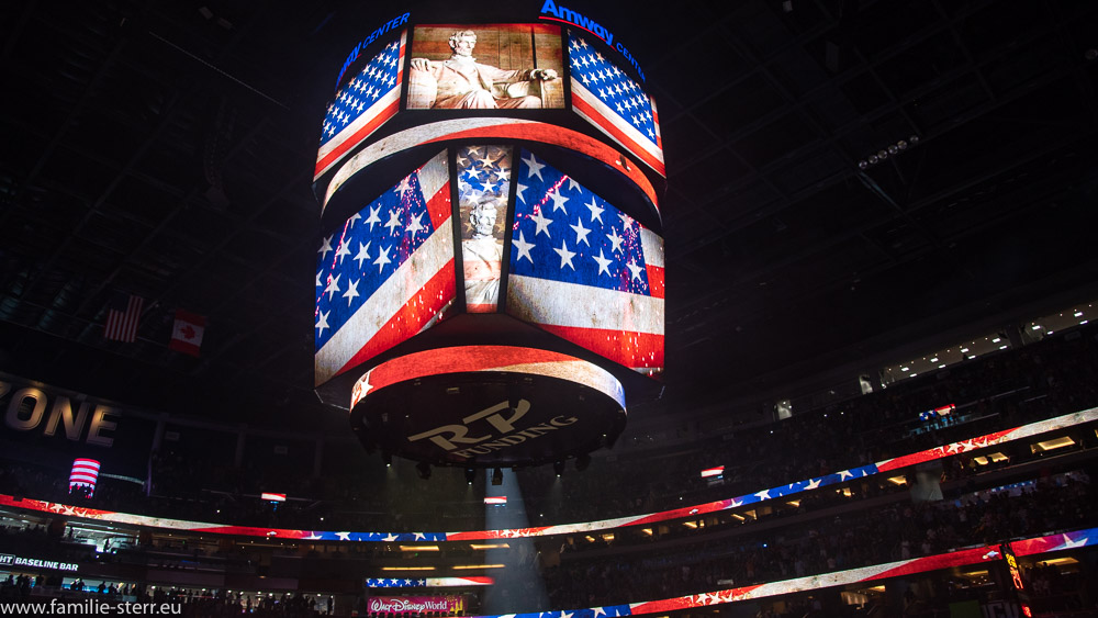 US - Flagge auf dem Videowürfel in der Amway Arena