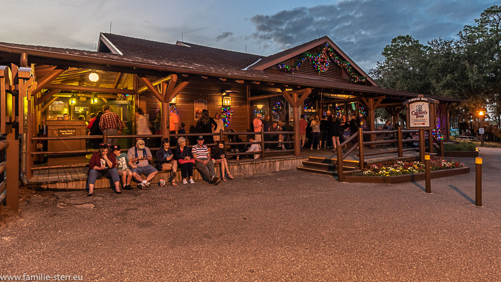 Crockett's Tavern / Wilderness Lodge - Disney World, Florida am Abend