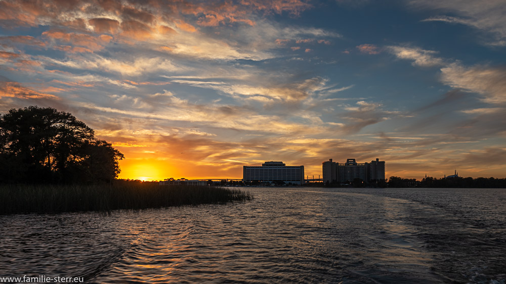 Sonnenuntergang am Bay Lake vor der Kulisse des Contemporary Resort und den Bay Lake Towers - Disney World, Florida