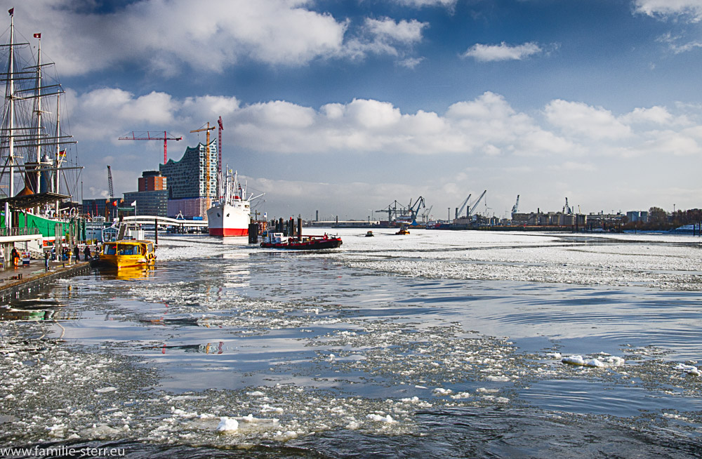 vereiste Elbe bei den Landungsbrücken St. Pauli