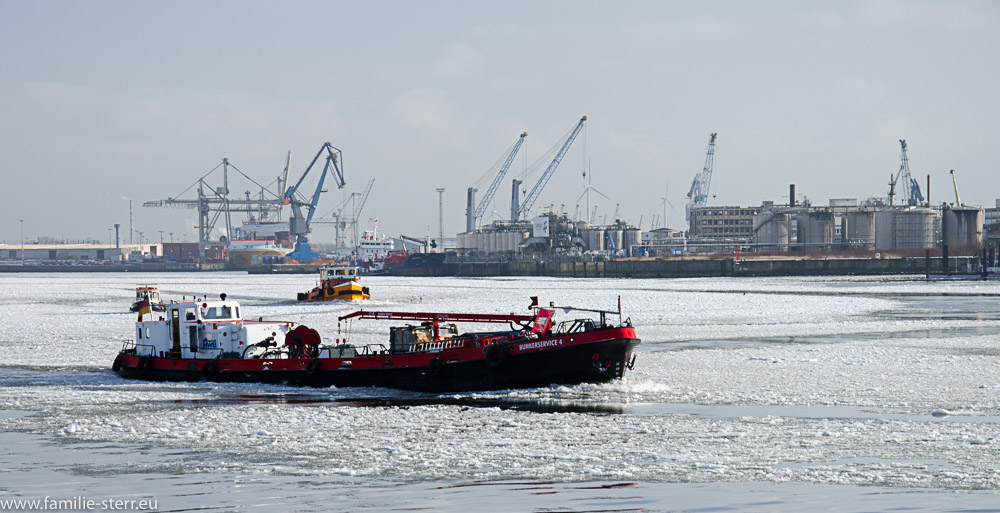 Bunkerschiff auf der vereisten Elbe