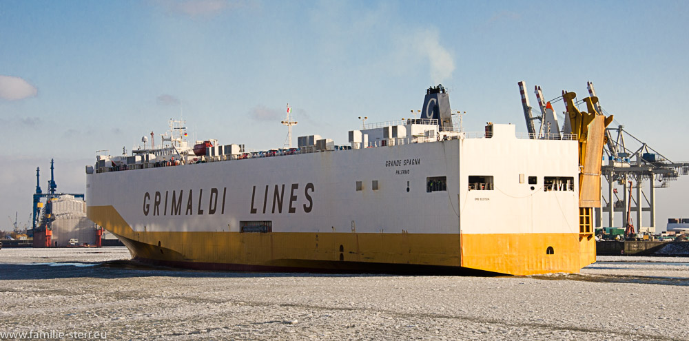 Grimaldi Lines Autotransporter in der vereisten Elbe