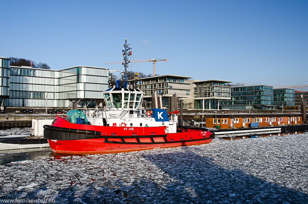 Schlepper in der vereisten Elbe bei den St. Pauli Landungsbrücken