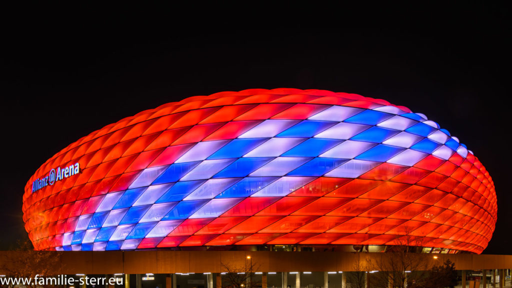 die Allianz - Arena in München in einer besonderen Beleuchtung zum Geburtstag des F. C. Bayern München