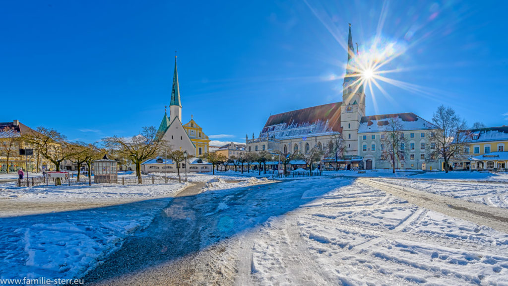 Kapellplatz Altötting mit Gnadenkapelle und Stadtpfarrkirche im strahlenden Sonnenschein