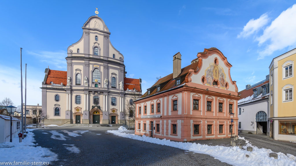 Basilika St. Anna hinter dem ehemaligen Franzsikanerhaus in Altötting