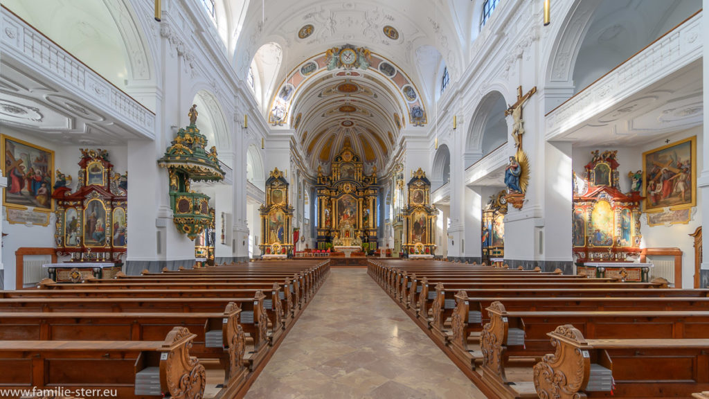 Kirchenschiff der päpstlichen Basilika St. Anna mit Blick zum Altarraum