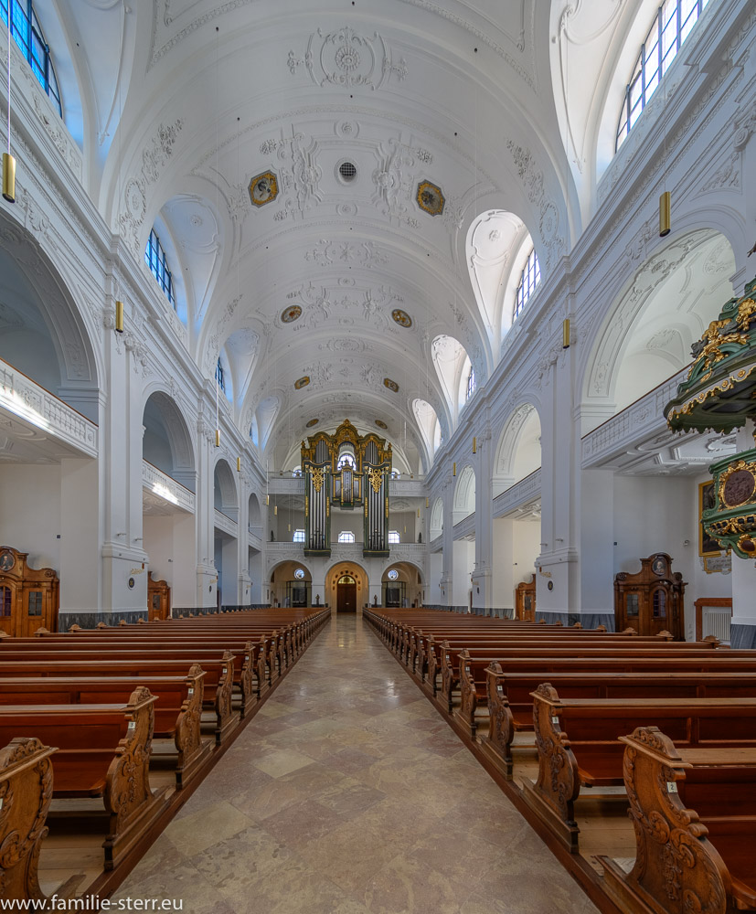 Kirchenschiff der päpstlichen Basilika St. Anna mit Blick zum Portal und zur Orgel