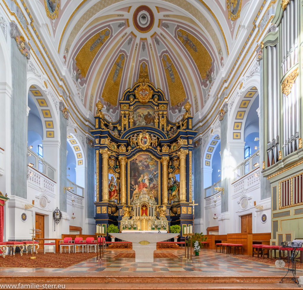 Altarraum der päpstlichen Basilika St. Anna in Altötting