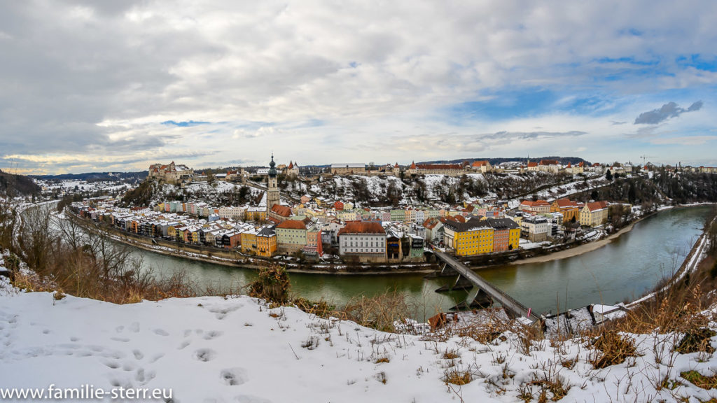 Blick von Ach über die Salzach auf die Burg und die historische Altstadt von Burghausen