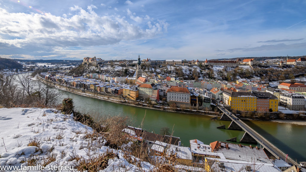 Blick von Ach über die Salzach auf die Burg und die historische Altstadt von Burghausen