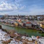 Blick von Ach über die Salzach auf die Burg und die historische Altstadt von Burghausen