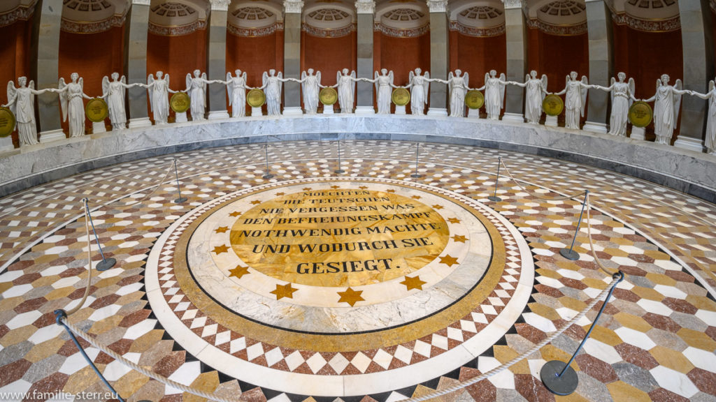 Inschrift in der Mitte der Befreiungshalle