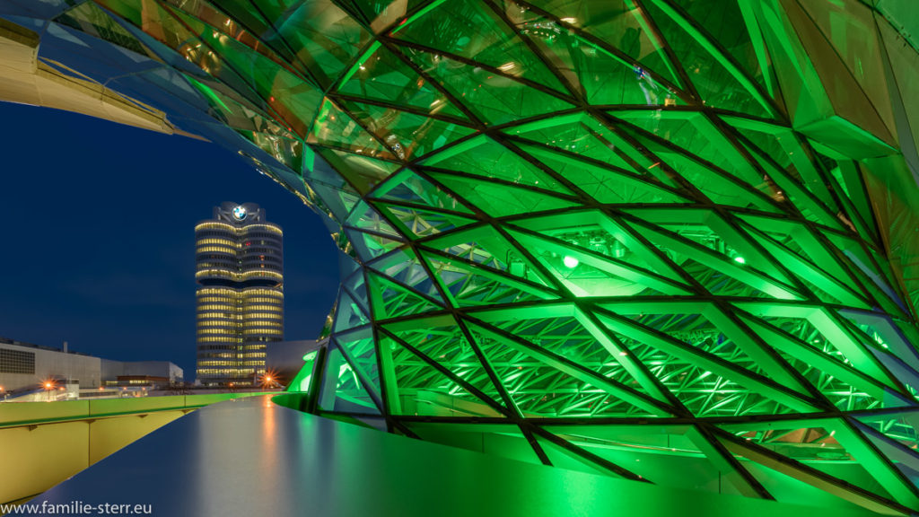 die BMW - Welt in München, grün beleuchtet zum irischen Nationalfeiertag St. Patrick's Day