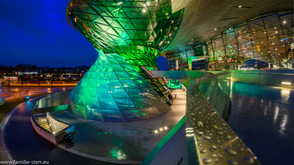 die BMW - Welt in München, grün beleuchtet zum irischen Nationalfeiertag St. Patrick's Day