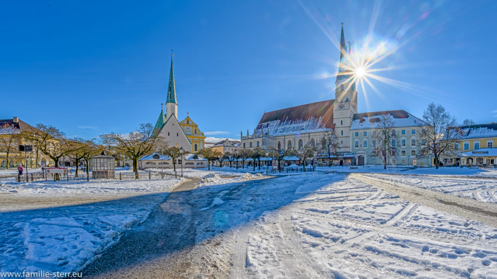 strahlende Sonne über dem Kapellplatz in Altötting