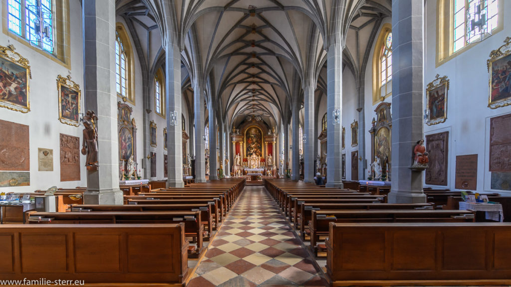 Blick durch das Langhaus der Stifts- und Pfarrkirche Altötting auf den Altarraum