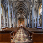 Blick durch das Langhaus der Stifts- und Pfarrkirche Altötting auf den Altarraum