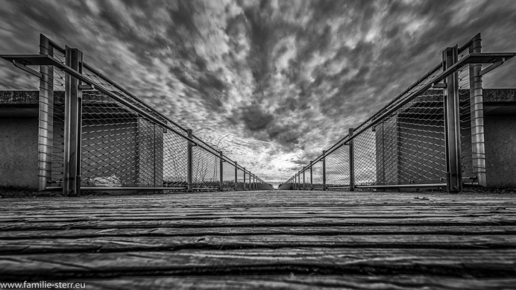 Fußgängerbrücke im Riemer Park bei Sturm und dichten Wolken