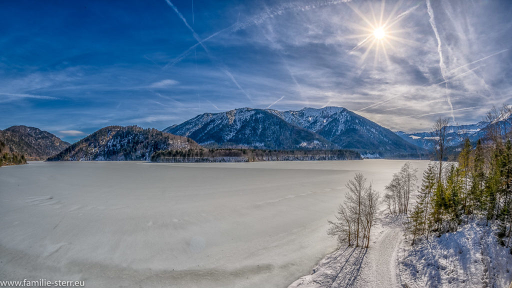 strahlender Sonnenschein über dem eisbedeckten Sylvestein - Speichersee an der oberen Isar