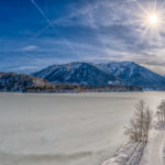 strahlender Sonnenschein über dem eisbedeckten Sylvestein - Speichersee an der oberen Isar