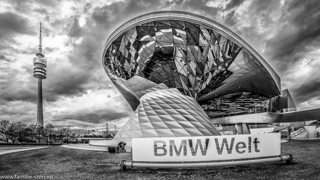 Blick auf die BMW - Welt von außen in schwarz - weiß an einem bewölkten Tag