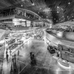 Innenraum der BMW - Welt mit Ausstellungsbereich und Restaurants in schwarz - weiss