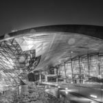Blick auf die BMW - Welt von der Brücke zum BMW - Museum aus in einer regnerischen Nacht