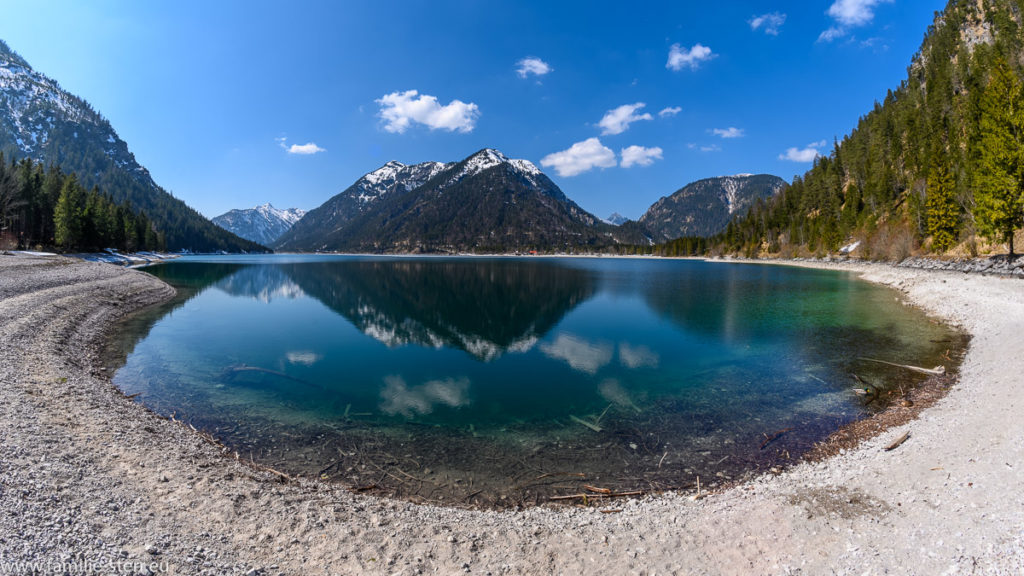Spiegelung von den Bergen im Plansee bei Reutte in Tirol