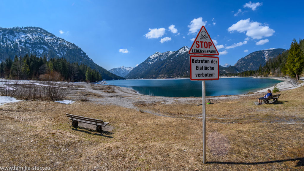 Warnschild "Lebensgefahr" am Plansee bei Reutte in Triol