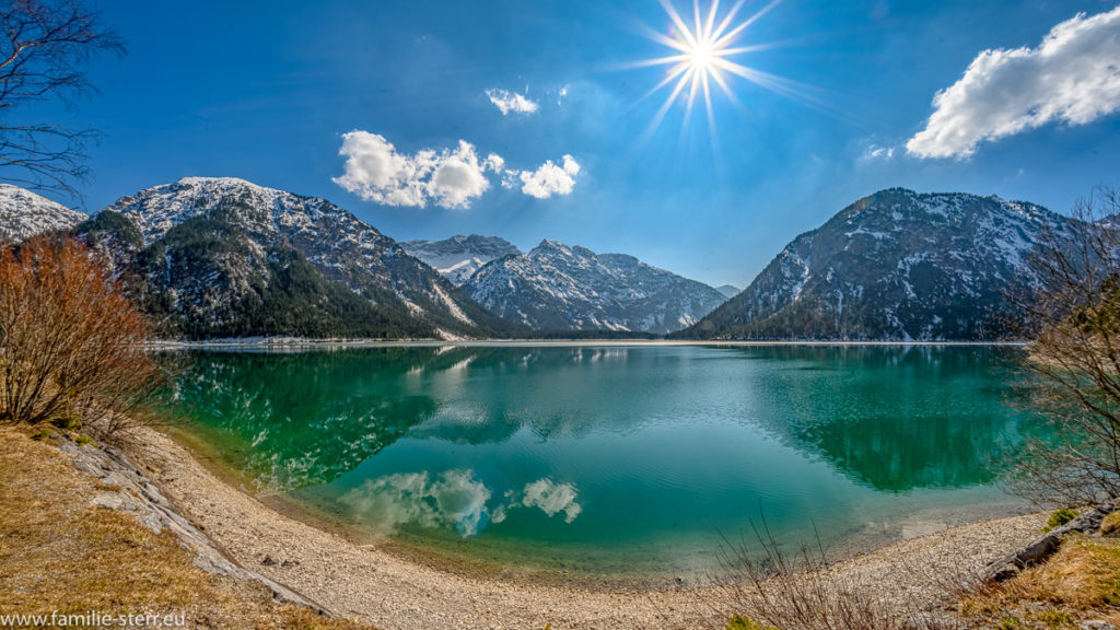 strahlender Sonnenschein über dem Plansee bei Reutte in Tirol