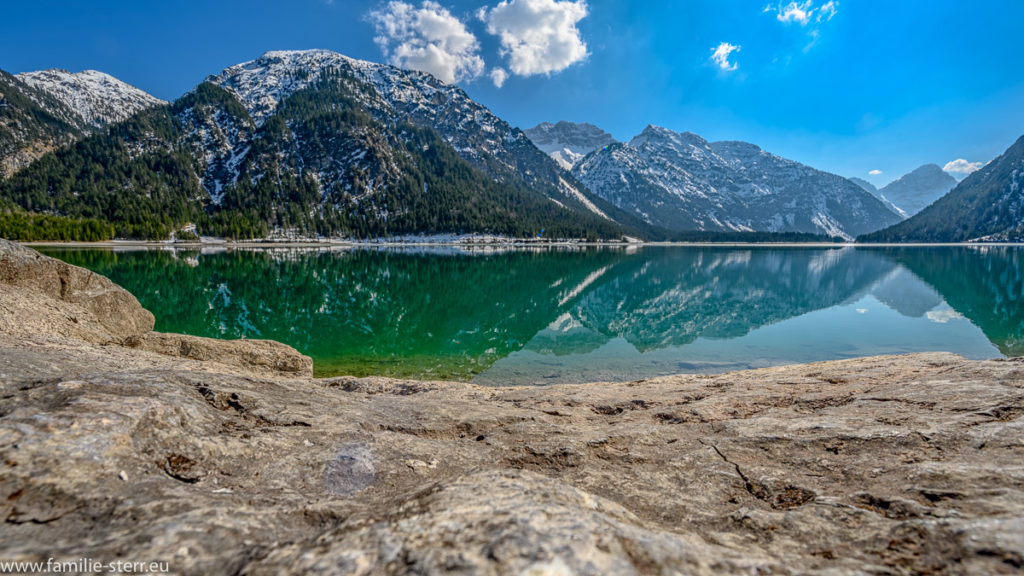 Spiegelung von den Bergen im Plansee bei Reutte in Tirol