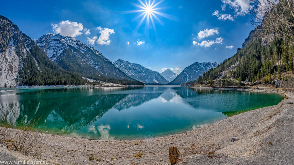 strahlender Sonnenschein über dem Plansee bei Reutte in Tirol