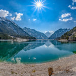 strahlender Sonnenschein über dem Plansee bei Reutte in Tirol