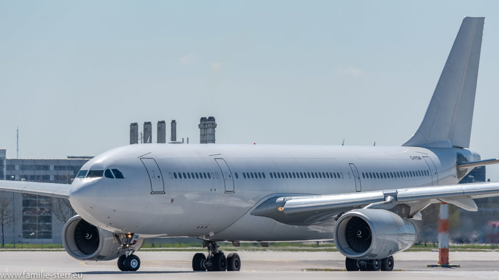 Air Tanker A 330-234 G-YVGM beim Holding an der Landebahn 08L (Nordbahn) am Münchner Flughafen