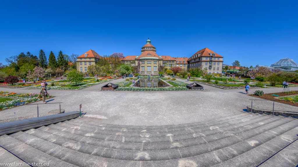 Botanisches Institut und kleiner Teich im Schmuckhof/ Botanischer Garten München