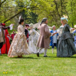 Tanzgruppe in historischen Gewändern bei den Gartentagen am Schloß Oberschleißheim