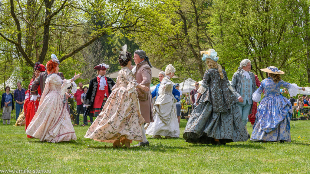 Tanzgruppe in historischen Gewändern bei den Gartentagen am Schloß Oberschleißheim