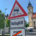 Warnschild Rollsplitt in Altenerding