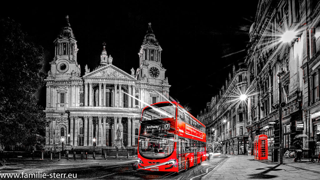 Ein roter Doppeldeckers der Linie 17 nach Archway und zwei rote Telefonzellen vor der St. Paul's Cathedral bei Nacht / Bild in schwarz-weiß mit rotem Bus