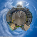 der Pariser Platz in Berlin mit dem Brandenburger Tor und den umliegenden Botschaften und Hotel Adlon als Little Planet