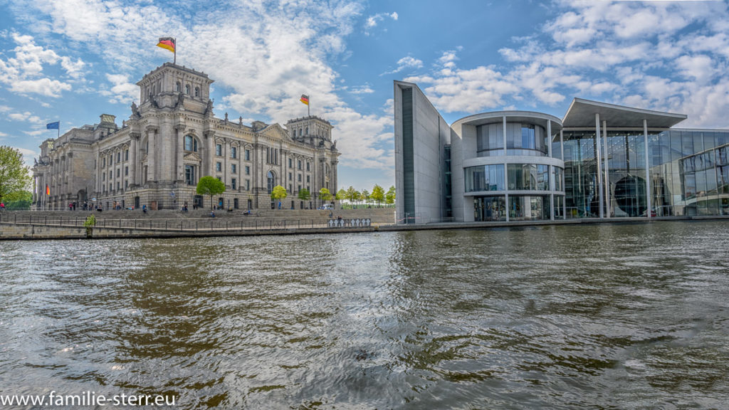 Reichstag und Paul Löbe Haus von der Spree aus