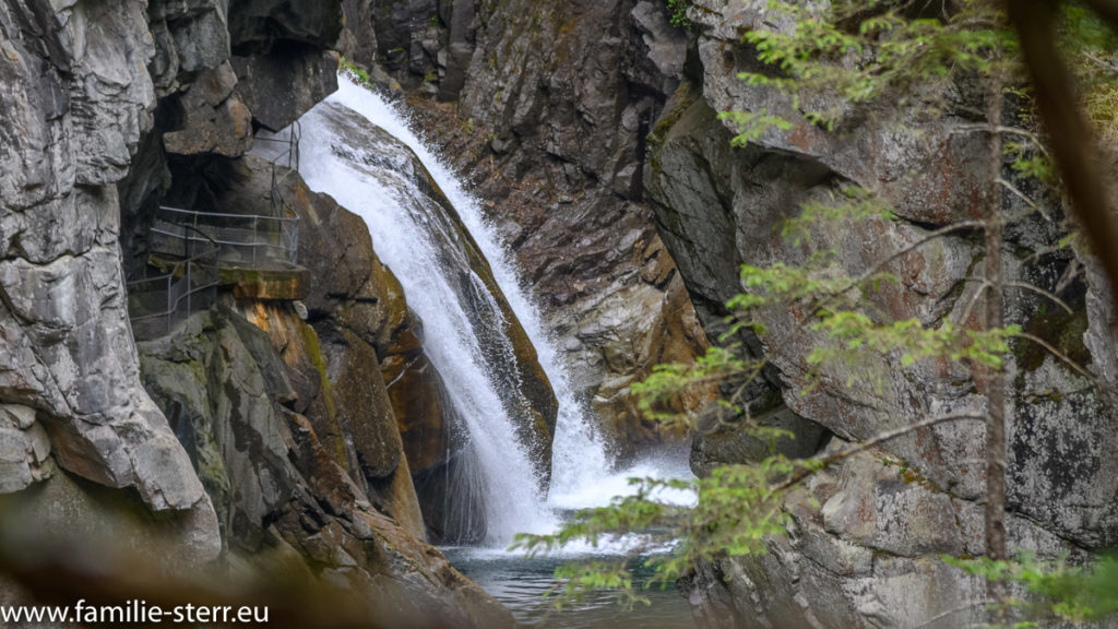 Wasserfall des Hinterrheins in der Rofflaschlucht in Graubünden