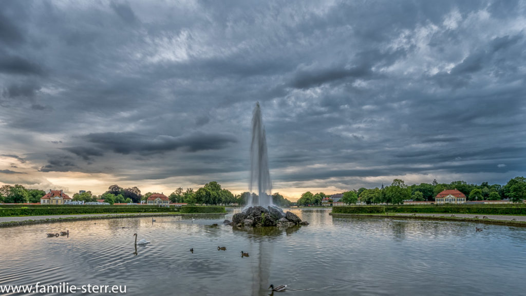 Brunnen bei Schloss Nymphenburg kurz vor einem Gewitter