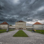 Schloss Nymphenburg bei Weltuntergangswetter unter schwarzen Gewitterwolken