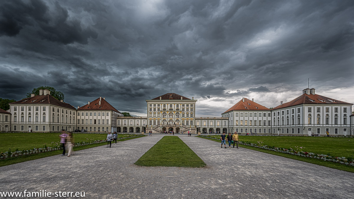 Schloss Nymphenburg bei Weltuntergangswetter unter schwarzen Gewitterwolken