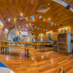 Indoor - Biergarten im Octoberfest Pub mit Biergartengarnituren und bayerischer Dekoration