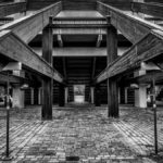 Tribünenkonstruktion mit Holzstreben an der Regattastrecke Schleissheim