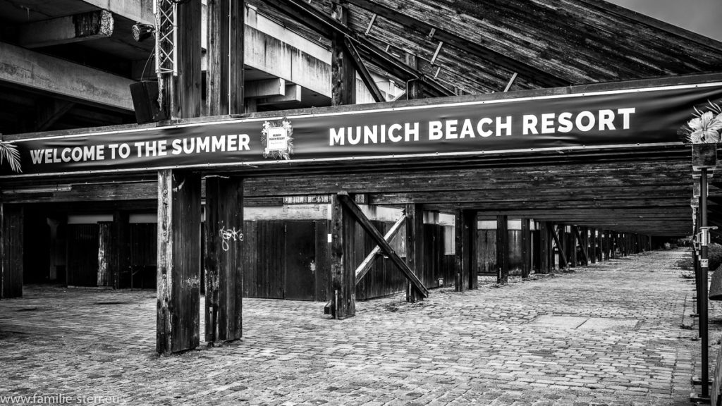 Unter der Tribüne der Regattaanlage in Schleißheim / Schild "Munich Beach Resort"