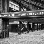 Unter der Tribüne der Regattaanlage in Schleißheim / Schild "Munich Beach Resort"